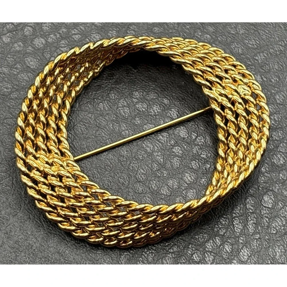 Monet 80s Twisted Rope Circle Brooch Pin Gold Tone
